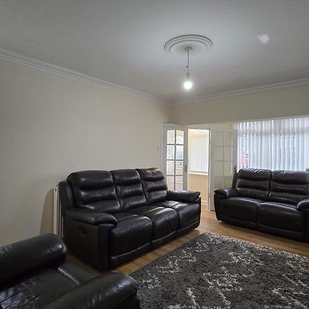 Entire Three Bedroom House In برمنغهام المظهر الخارجي الصورة